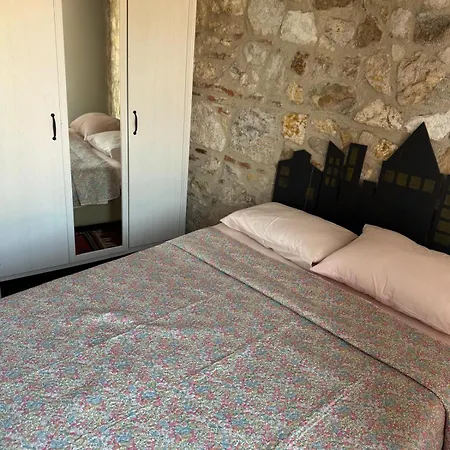 Tarihi Dokusuyla Otantik Taş Ev Apartment Ayvalik